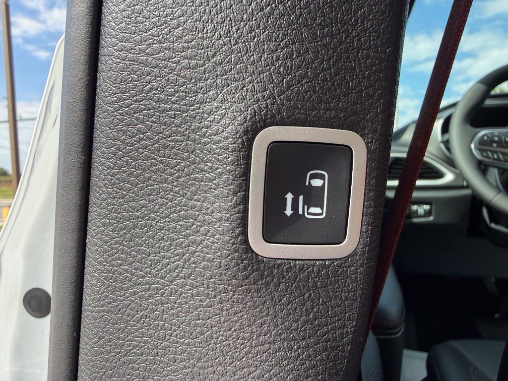 New 2027 Chrysler Pacifica Select FWD image 18