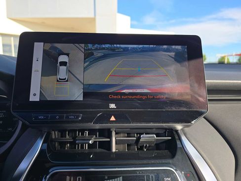 Certified 2023 Toyota Venza Limited image 28