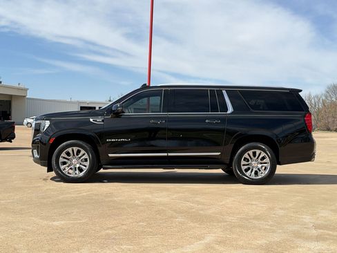 Used 2023 GMC Yukon XL Denali image 2