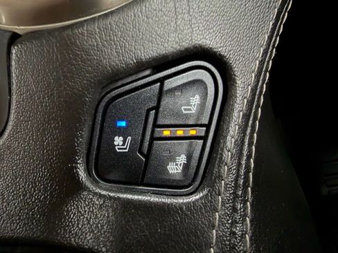 Used 2019 GMC Yukon XL Denali w/ Open Road Package image 32