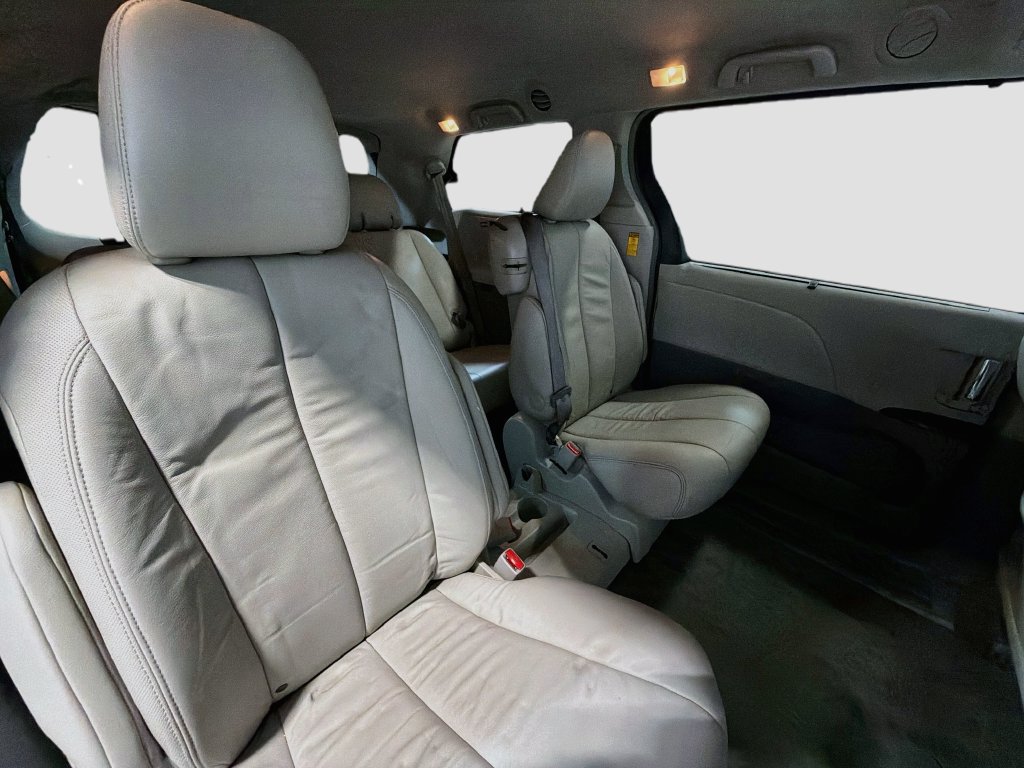 Used 2014 Toyota Sienna XLE FWD image 25