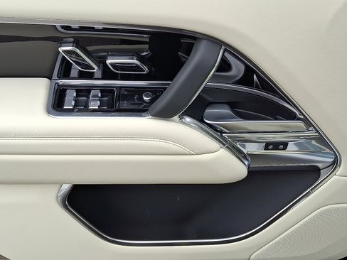 New 2025 Land Rover Range Rover SE image 10
