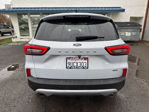 Used 2025 Ford Escape SE image 4