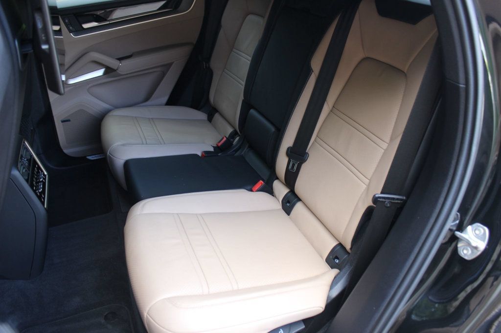 Used 2025 Porsche Cayenne Coupe AWD/4WD image 31