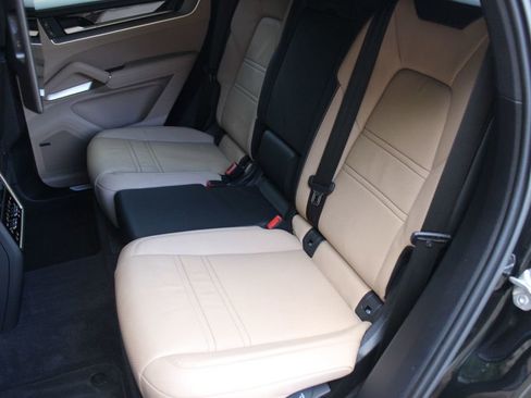 Used 2025 Porsche Cayenne Coupe AWD/4WD image 31