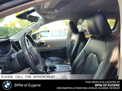 Used 2023 Chrysler Pacifica Touring-L FWD image 24