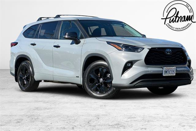 Used 2024 Toyota Highlander LE AWD/4WD image 1