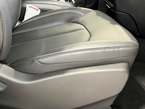 New 2025 Chrysler Pacifica Select image 9