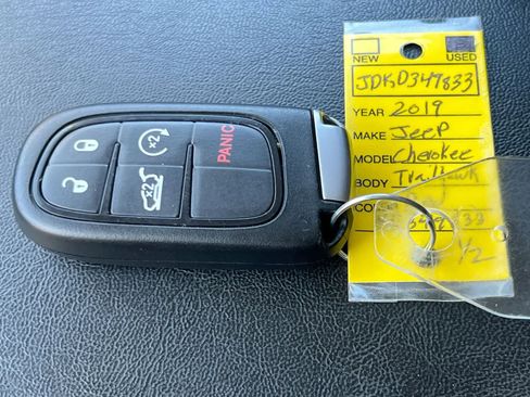 Used 2019 Jeep Cherokee Trailhawk AWD/4WD image 36