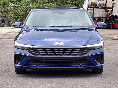 Used 2025 Hyundai Elantra Hybrid FWD image 2
