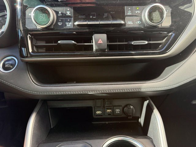 Used 2020 Toyota Highlander XLE AWD/4WD image 31