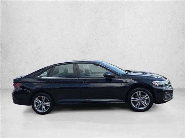 Used 2024 Volkswagen Jetta SE FWD image 4