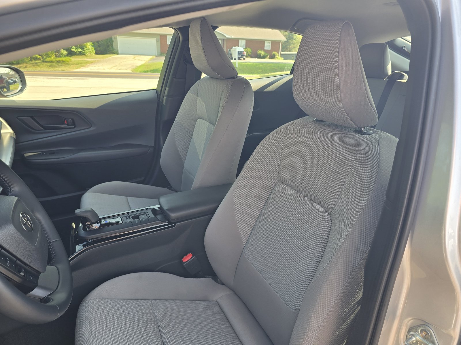 Used 2025 Toyota Prius LE FWD image 13