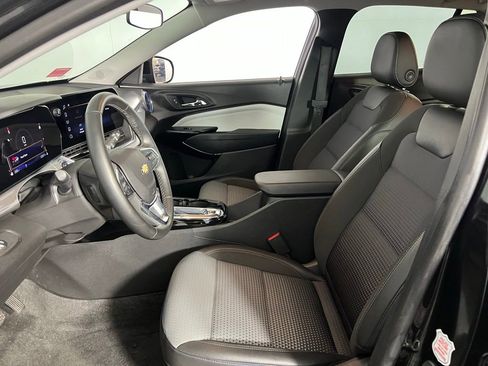 Used 2025 Chevrolet Trax LT w/ LT Convenience Package image 22