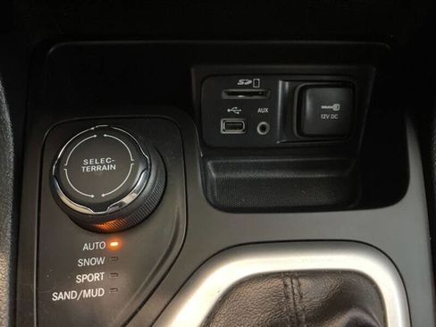 Used 2016 Jeep Cherokee Sport image 4