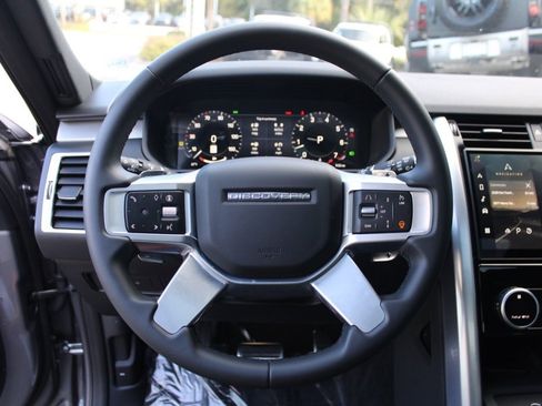 Certified 2025 Land Rover Discovery Dynamic SE image 16