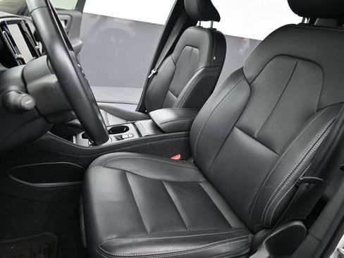 Used 2021 Volvo XC40 T5 Momentum w/ Protection Package Premier AWD/4WD image 10