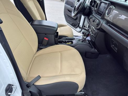 Used 2019 Jeep Wrangler Unlimited Sahara image 31