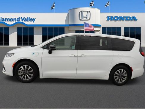 Used 2024 Chrysler Pacifica Select image 9