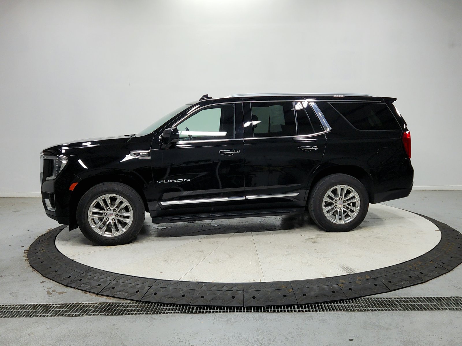 Used 2023 GMC Yukon SLT RWD image 5