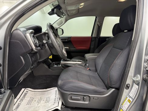 Used 2022 Toyota Tacoma SR5 w/ Technology Package image 15