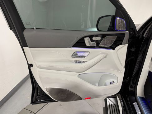 Used 2024 Mercedes-Benz Maybach GLS 600 4MATIC image 16