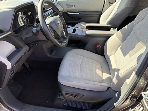 Certified 2024 Toyota Sienna LE image 18