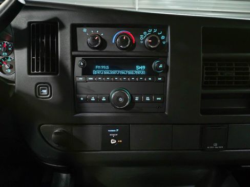 Used 2017 GMC Savana 4500 image 23