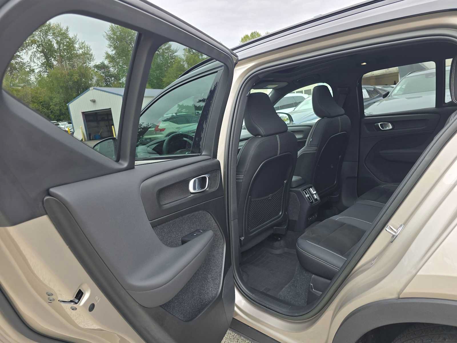Certified 2023 Volvo XC40 Recharge Ultimate w/ Protection Package Premier AWD/4WD image 17