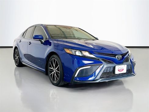Used 2023 Toyota Camry SE image 3