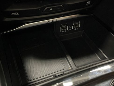 Used 2023 Chrysler Pacifica Pinnacle FWD image 34