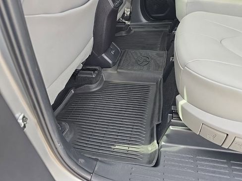 Used 2024 Toyota Highlander XLE AWD/4WD image 21