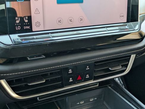 Used 2024 Volkswagen Atlas SE image 17