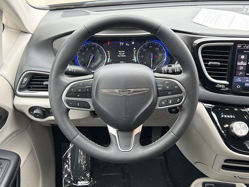 Used 2024 Chrysler Pacifica Touring-L FWD image 7