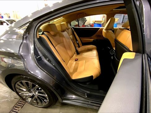 Used 2025 Lexus ES 300h w/ Luxury Package image 19