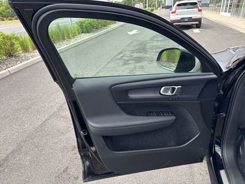 Certified 2025 Volvo XC40 B5 Plus AWD/4WD image 19