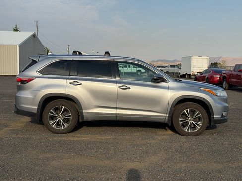 Used 2016 Toyota Highlander XLE AWD/4WD image 13