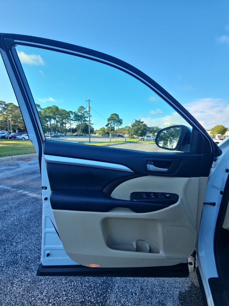 Used 2017 Toyota Highlander XLE FWD image 28