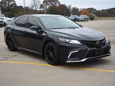 Used 2022 Toyota Camry XSE image 3