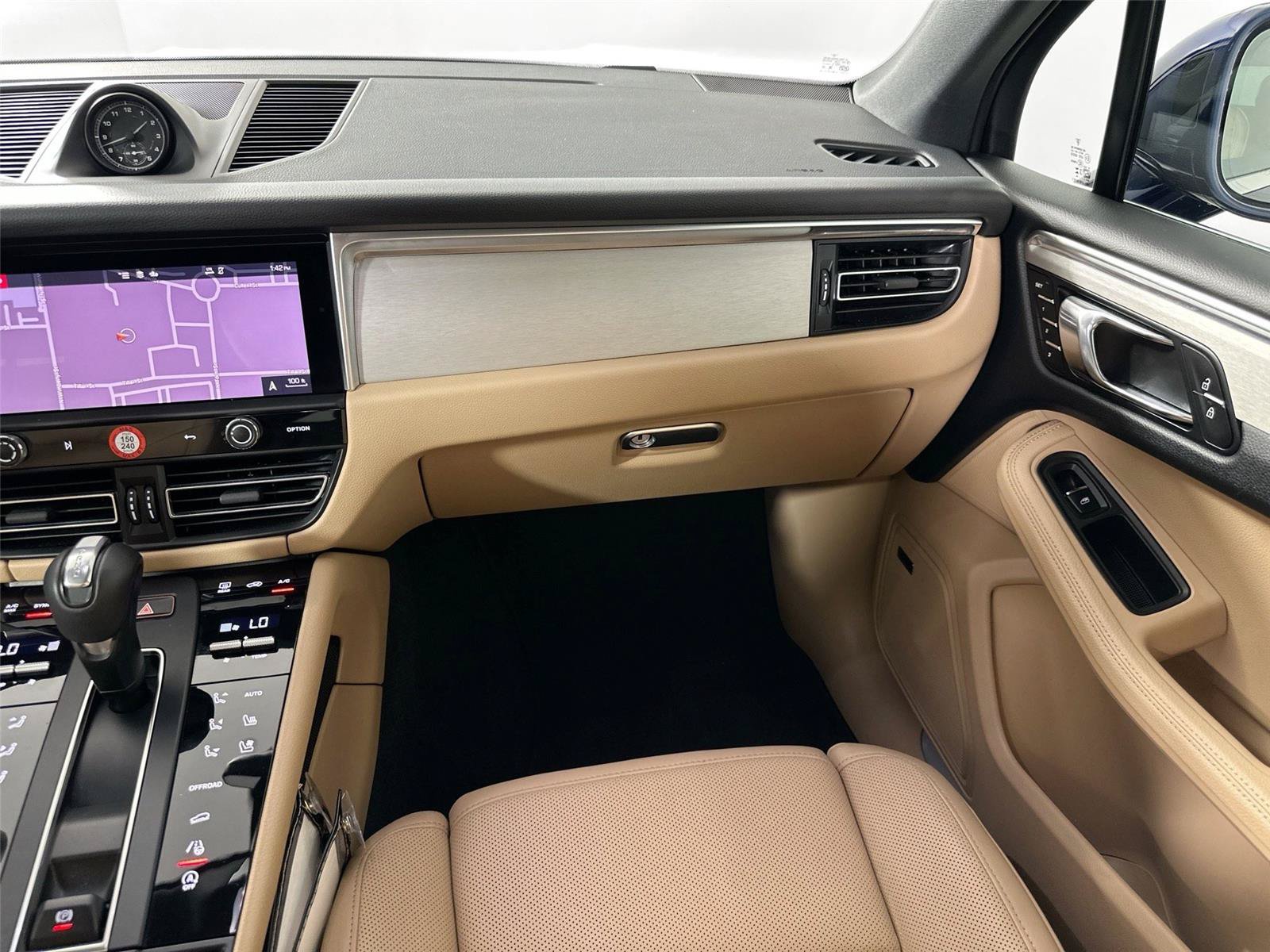 Certified 2024 Porsche Macan AWD/4WD image 31