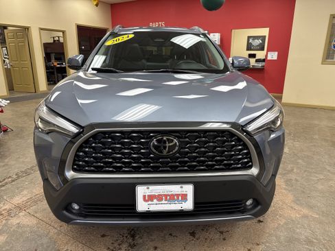 Used 2024 Toyota Corolla Cross XLE w/ Convenience Package image 2