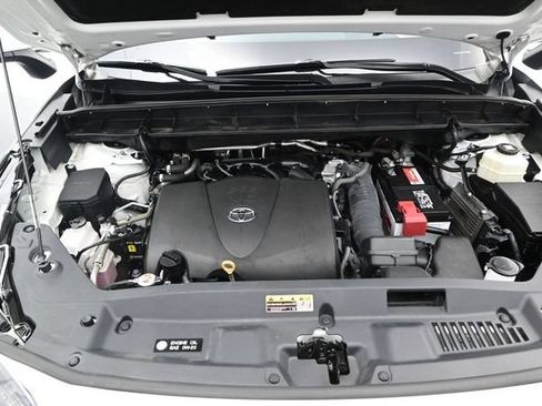 Used 2022 Toyota Highlander L FWD image 19