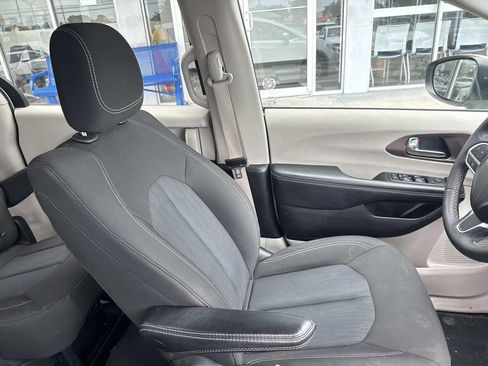 Used 2023 Chrysler Voyager LX FWD image 11