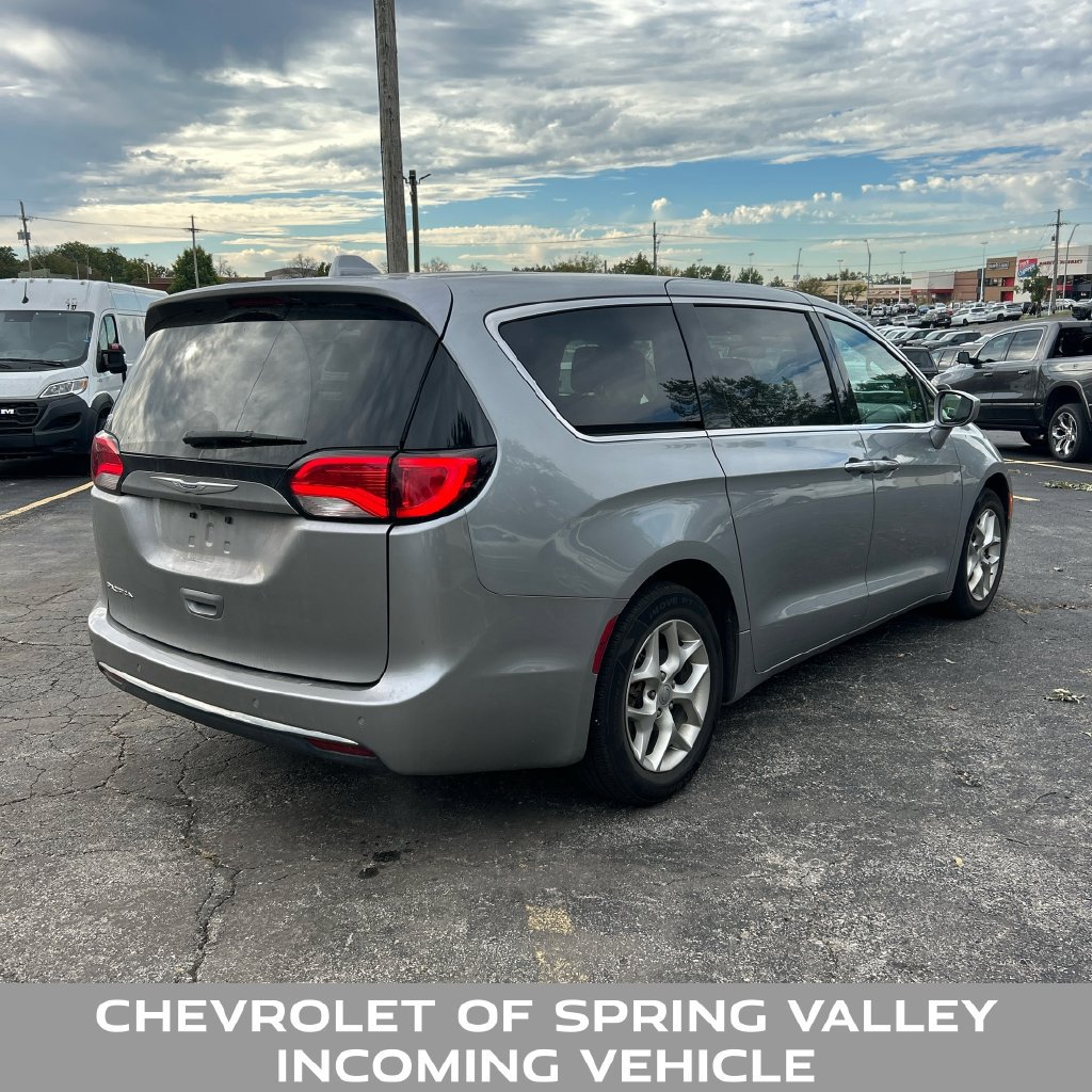 Used 2018 Chrysler Pacifica Touring Plus w/ Tire & Wheel Group FWD image 4
