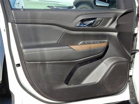 Used 2023 GMC Acadia SLE image 14