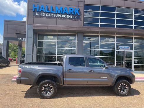 Used 2021 Toyota Tacoma TRD Off-Road w/ Technology Package image 7