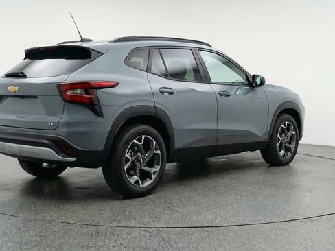 Used 2025 Chevrolet Trax LT FWD image 9