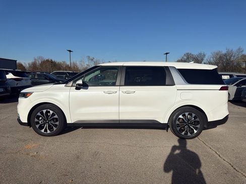 Used 2024 Kia Carnival EX image 8