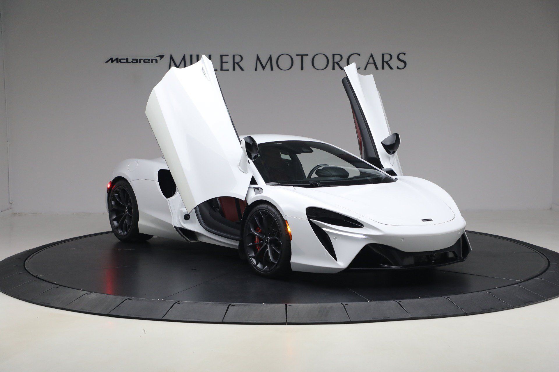 Used 2023 McLaren Artura RWD image 20