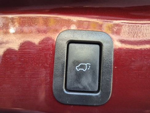 Used 2019 Toyota Highlander XLE image 12